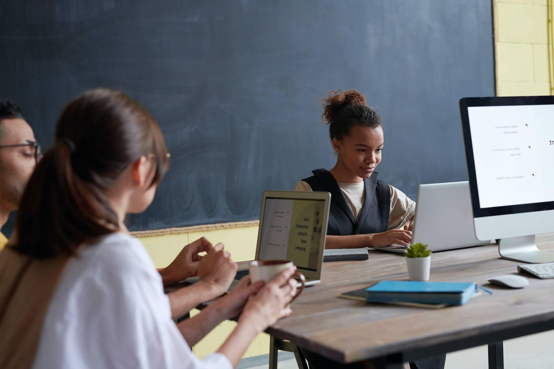 hum/english-student-laptop